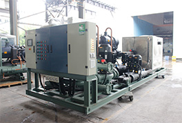 冷水机组的水箱别看封的严实，不定期清理也会有污垢